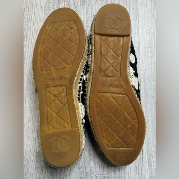 CHANEL Black & White Patent Tweed Splatter Paint Cap Toe CC Espadrilles. Size 38 - Picture 7 of 8